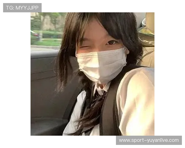 足球女球迷佩戴球星口罩头像展示独特个性与热情